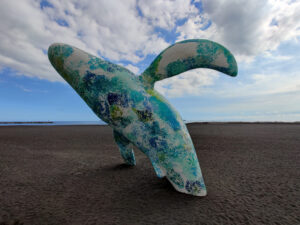 Walskulptur an der Uferpromenade