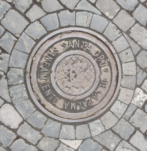 Kanaldeckel mit Asche