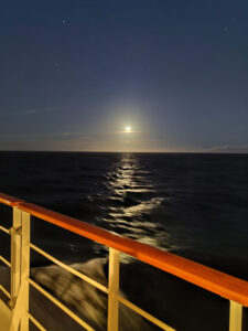 Vollmond über dem Meer