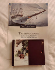 Tagesprogramm und Pralinenbox