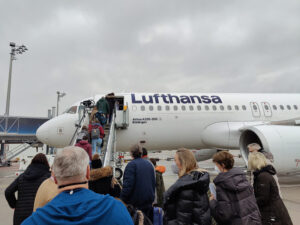 Busfahrt zum Flugzeug