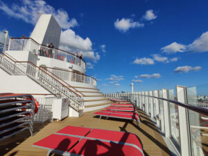 Sonnendeck über dem Ocean Deck