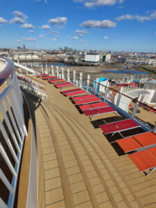 Sonnendeck über dem Ocean Deck