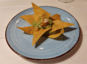 Vorweg: Guacamole mit frisch gebackenen Tortilla Chips
