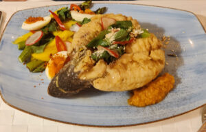 knusprige Dorade mit gegrilltem Spargelsalat, wachsweichem Ei und Thai-Salat
