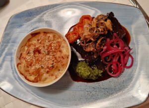 Beef Short-Ribs mit Tuffle Mac and Cheese und Chimichurri