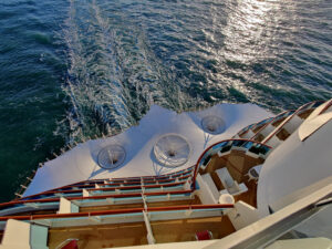 Blick vom Ocean Deck zur Lanai Bar