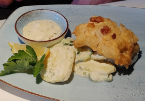 Backfisch mit Remouladensauce und Kartoffelgurkensalat