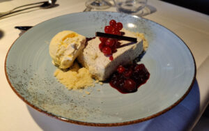 Mohnschnitte mit Kirschragout und Vanilleeis
