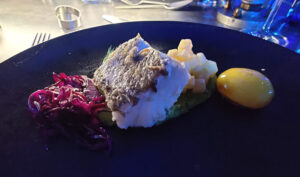 Gebratenes Kabeljaufilet mit Erbsenpüree, knackigem Rotkraut und Safransauce