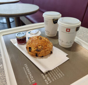 Riesen-Scone und Tee