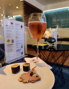 Sekt in der AIDA Lounge