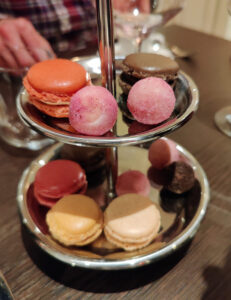 Macarons und Pralinen