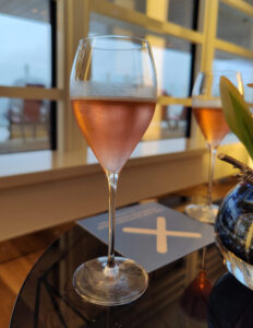Sekt in der AIDA Lounge