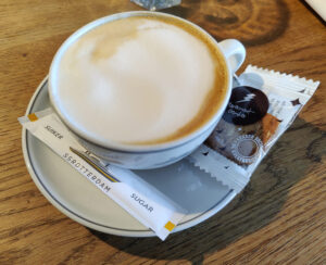 Logo auf der Tasse und dem Zucker