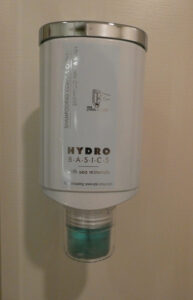 Spender mit Duschgel/Shampoo