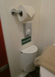 Hygienebeutel und Mülleimer