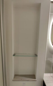 Ablagen über der Toilette