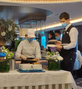 die Patissiere verteilt ihre Torte