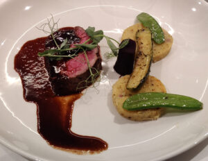Rosa gebratenes Medaillon vom Rinderfilet