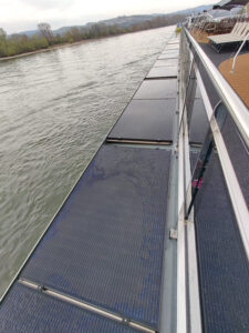 Solarpaneele am Sonnendeck