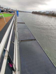 Solarpaneele am Sonnendeck