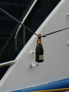 noch hängt sie, die Flasche