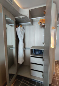 Kleiderschrank