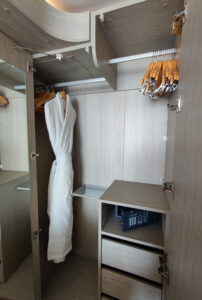 Kleiderschrank