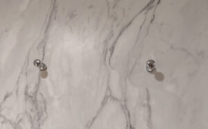 Haken in der Dusche