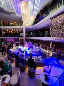 Chandelier Show an der Martini Bar