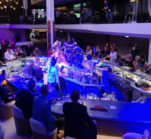 Chandelier Show an der Martini Bar