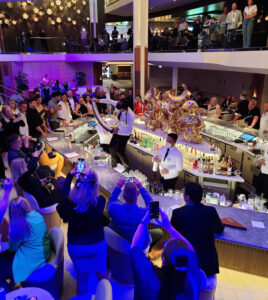 Chandelier Show an der Martini Bar