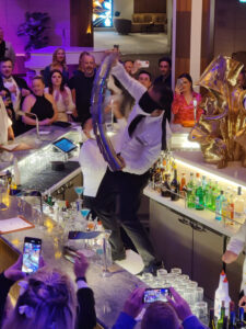 Chandelier Show an der Martini Bar