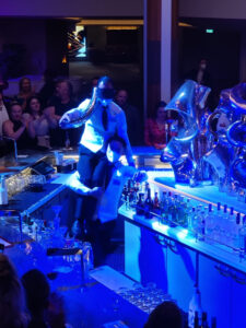 Chandelier Show an der Martini Bar