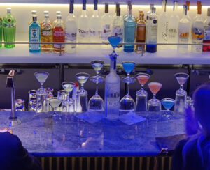 Chandelier Show an der Martini Bar