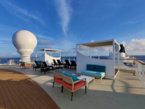Sonnendeck mit Cabanas