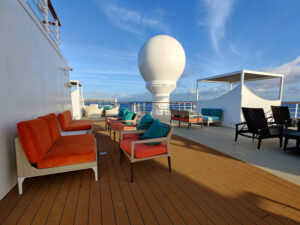 Sonnendeck mit Cabanas