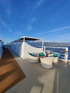Sonnendeck mit Cabanas