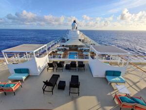 Sonnendeck mit Cabanas