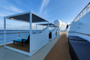 Sonnendeck mit Cabanas