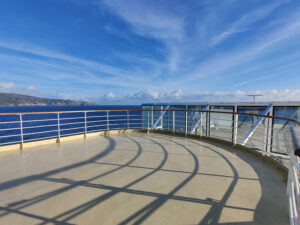 öffentliches Deck hinter dem Schornstein