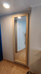raumhoher Spiegel