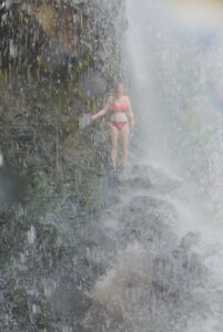 hinter dem Wasserfall