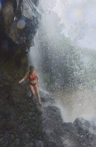 hinter dem Wasserfall