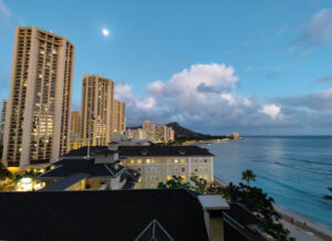 Mond über Waikiki Beach