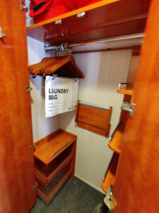 Schrank mit Kleiderstange