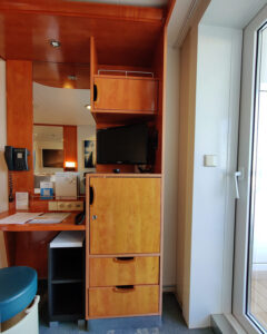 Schrank am Schreibtisch