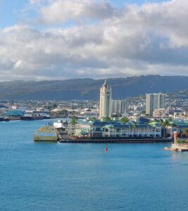 Aloha Tower im Hafen von Honolulu