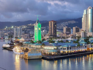 Aloha Tower im Hafen von Honolulu